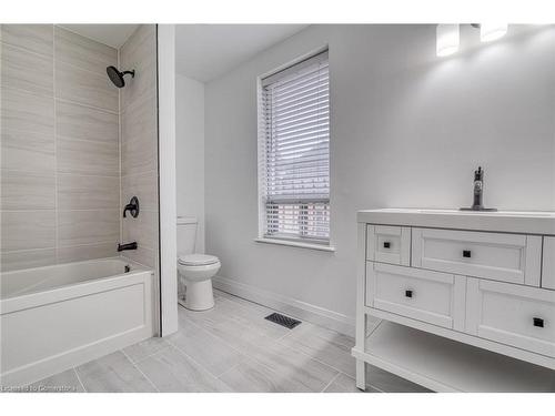 27 Grove Street, Hamilton, ON - Indoor Photo Showing Bathroom