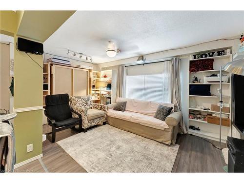 30-379 Darling Street, Brantford, ON - Indoor Photo Showing Living Room