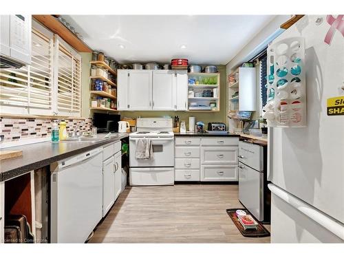 30-379 Darling Street, Brantford, ON - Indoor Photo Showing Kitchen