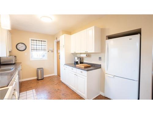 152 Copeland Street, Belmont, ON - Indoor Photo Showing Kitchen