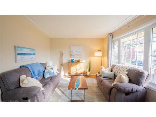 152 Copeland Street, Belmont, ON - Indoor Photo Showing Living Room