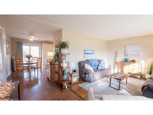 152 Copeland Street, Belmont, ON - Indoor Photo Showing Living Room