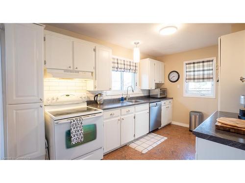 152 Copeland Street, Belmont, ON - Indoor Photo Showing Kitchen