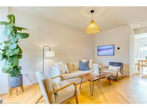 228 Springstead Avenue, Stoney Creek, ON - Indoor Photo Showing Living Room