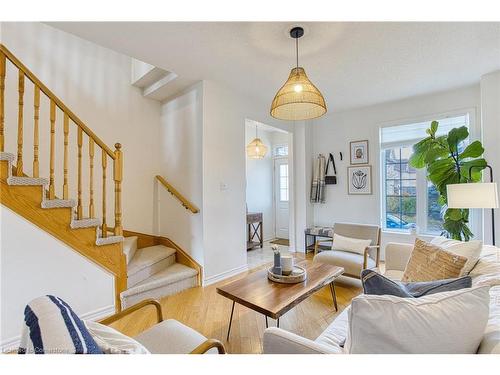 228 Springstead Avenue, Stoney Creek, ON - Indoor Photo Showing Living Room