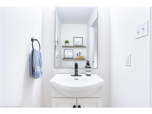 228 Springstead Avenue, Stoney Creek, ON - Indoor Photo Showing Bathroom