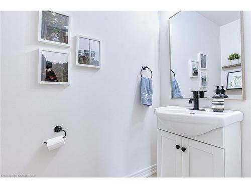 228 Springstead Avenue, Stoney Creek, ON - Indoor Photo Showing Bathroom