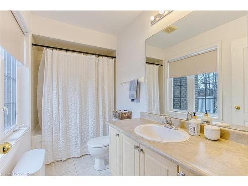 228 Springstead Avenue, Stoney Creek, ON - Indoor Photo Showing Bathroom