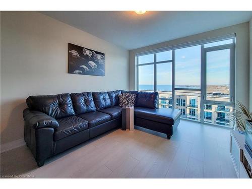 810-16 Concord Place, Grimsby, ON - Indoor Photo Showing Living Room