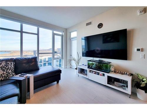 810-16 Concord Place, Grimsby, ON - Indoor Photo Showing Living Room