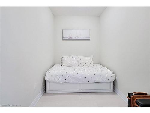 810-16 Concord Place, Grimsby, ON - Indoor Photo Showing Bedroom