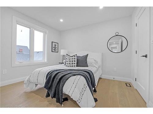 29 Magill Street, Hamilton, ON - Indoor Photo Showing Bedroom