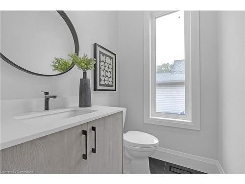 29 Magill Street, Hamilton, ON - Indoor Photo Showing Bathroom