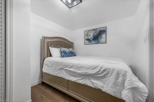 365 Eleanor Place, Ancaster, ON - Indoor Photo Showing Bedroom