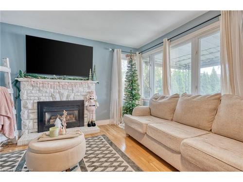 99 East 36Th Street, Hamilton, ON - Indoor Photo Showing Living Room With Fireplace