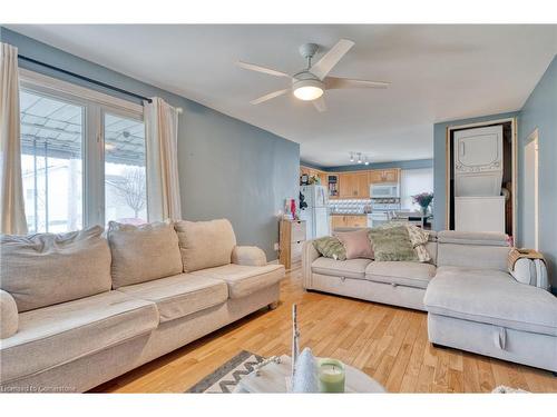 99 East 36Th Street, Hamilton, ON - Indoor Photo Showing Living Room