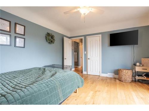 99 East 36Th Street, Hamilton, ON - Indoor Photo Showing Bedroom