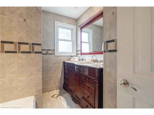 99 East 36Th Street, Hamilton, ON - Indoor Photo Showing Bathroom