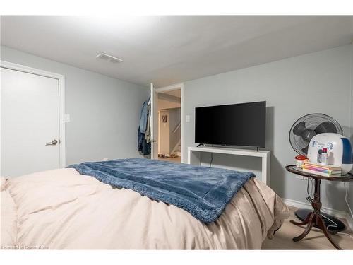 99 East 36Th Street, Hamilton, ON - Indoor Photo Showing Bedroom