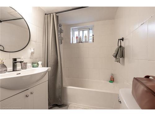 99 East 36Th Street, Hamilton, ON - Indoor Photo Showing Bathroom