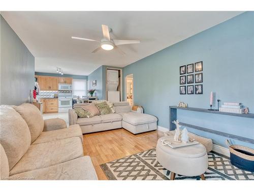 99 East 36Th Street, Hamilton, ON - Indoor Photo Showing Living Room