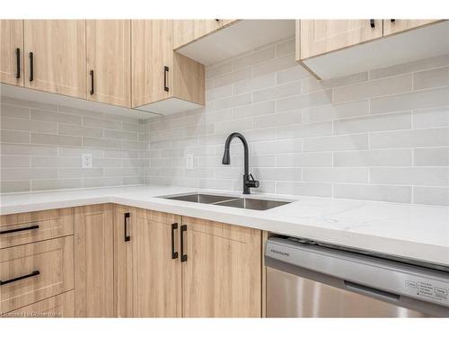 3-55 Stone Church Road E, Hamilton, ON - Indoor Photo Showing Kitchen With Double Sink With Upgraded Kitchen