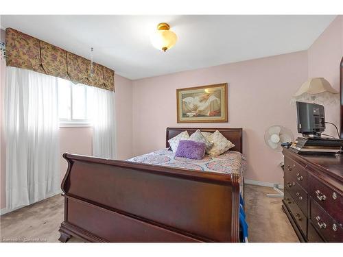 62 Bridlewood Drive, Dundas, ON - Indoor Photo Showing Bedroom