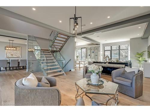 136 Avondale Court, Burlington, ON - Indoor Photo Showing Living Room