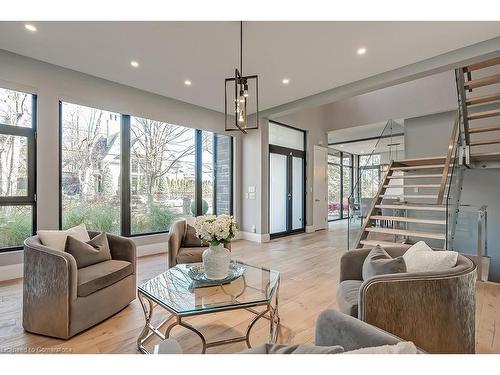 136 Avondale Court, Burlington, ON - Indoor Photo Showing Living Room