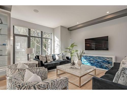 136 Avondale Court, Burlington, ON - Indoor Photo Showing Living Room