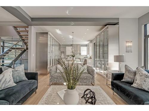 136 Avondale Court, Burlington, ON - Indoor Photo Showing Living Room