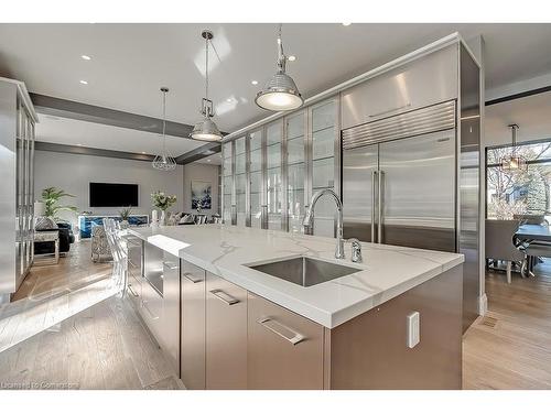 136 Avondale Court, Burlington, ON - Indoor Photo Showing Kitchen With Upgraded Kitchen