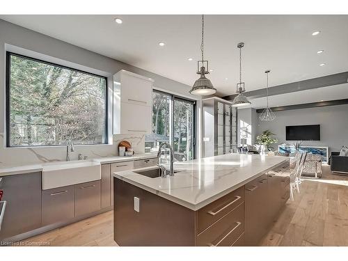 136 Avondale Court, Burlington, ON - Indoor Photo Showing Kitchen With Upgraded Kitchen