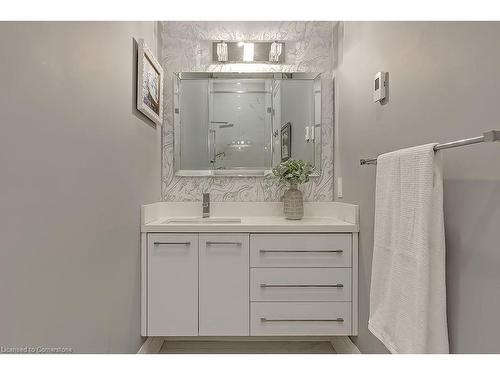 136 Avondale Court, Burlington, ON - Indoor Photo Showing Bathroom