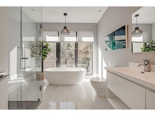 136 Avondale Court, Burlington, ON - Indoor Photo Showing Bathroom