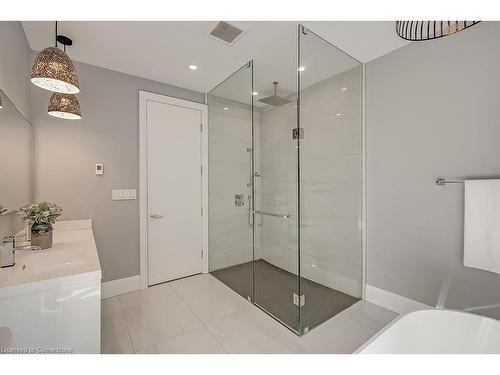 136 Avondale Court, Burlington, ON - Indoor Photo Showing Bathroom