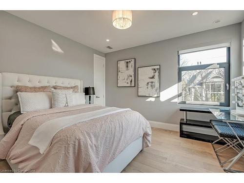 136 Avondale Court, Burlington, ON - Indoor Photo Showing Bedroom