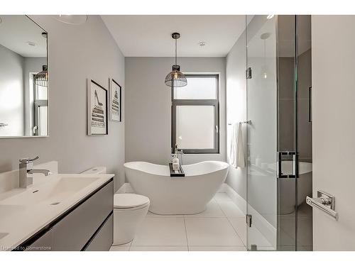 136 Avondale Court, Burlington, ON - Indoor Photo Showing Bathroom