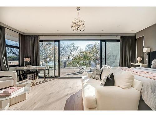 136 Avondale Court, Burlington, ON - Indoor Photo Showing Living Room