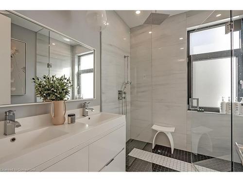 136 Avondale Court, Burlington, ON - Indoor Photo Showing Bathroom