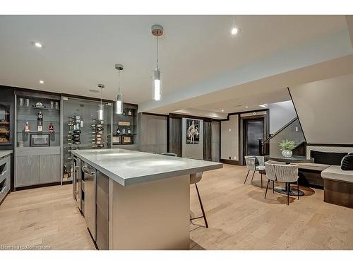 136 Avondale Court, Burlington, ON - Indoor Photo Showing Kitchen With Upgraded Kitchen