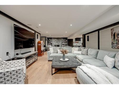 136 Avondale Court, Burlington, ON - Indoor Photo Showing Living Room