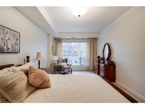 306-2000 Creekside Drive, Dundas, ON - Indoor Photo Showing Bedroom