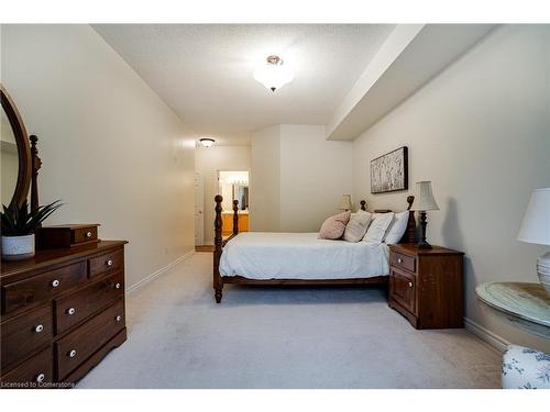 306-2000 Creekside Drive, Dundas, ON - Indoor Photo Showing Bedroom