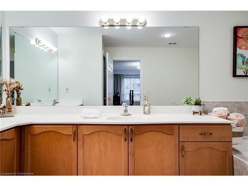 306-2000 Creekside Drive, Dundas, ON - Indoor Photo Showing Bathroom