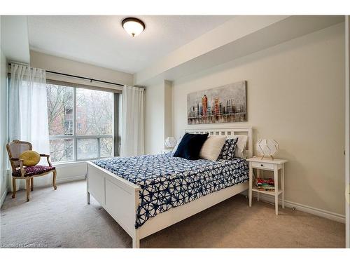 306-2000 Creekside Drive, Dundas, ON - Indoor Photo Showing Bedroom