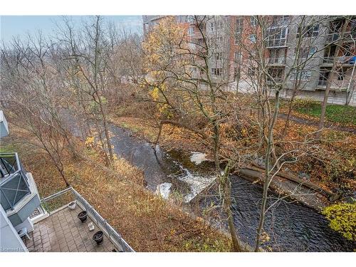 306-2000 Creekside Drive, Dundas, ON - Outdoor