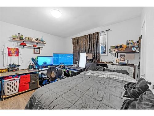 29 Clarendon Avenue, Hamilton, ON - Indoor Photo Showing Bedroom