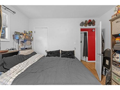 29 Clarendon Avenue, Hamilton, ON - Indoor Photo Showing Bedroom