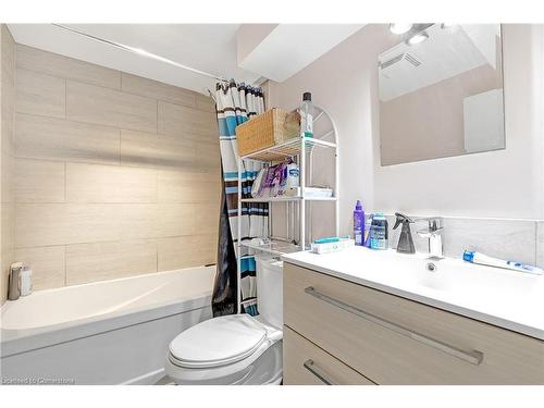 29 Clarendon Avenue, Hamilton, ON - Indoor Photo Showing Bathroom